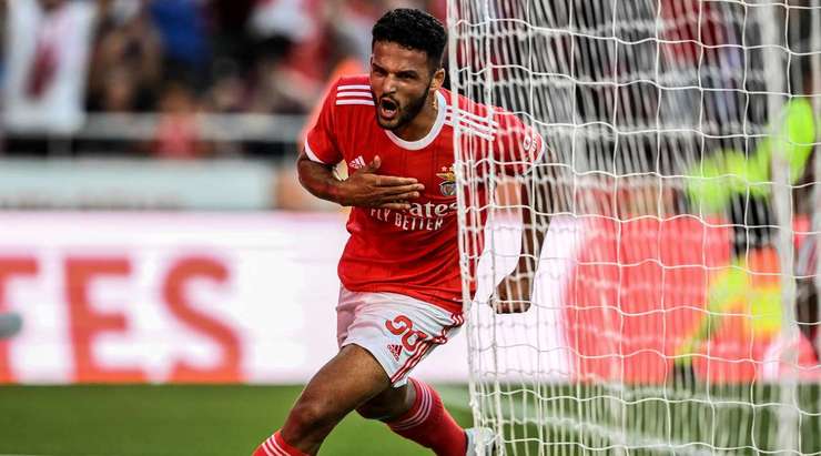 Vào! David Neres với một quả tạt tuyệt vời tìm đến Goncalo Ramos (Benfica), người ghi bàn với một cú đánh đầu đơn giản vào lưới trống. 1:0.