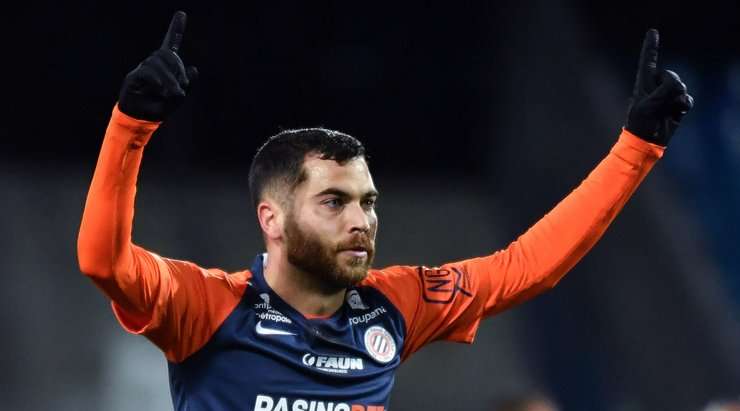 Một bàn thắng tuyệt vời! Teji Savanier (Montpellier) nhận một đường chuyền chính xác và thử vận may với một cú sút tầm xa. Đó là một cú sút xuất sắc đi vào góc thấp bên phải, đưa bóng vượt quá tầm với của thủ môn đối phương.