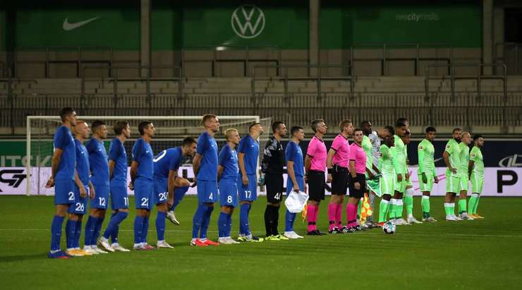 Các cầu thủ đang ở trên sân và Wolfsburg sẽ là đội giao bóng trước.