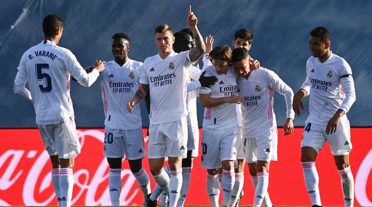 Toni Kroos (Real Madrid) ghi bàn! Anh ấy đón một đường chuyền của đồng đội và tung một cú sút hoàn hảo từ rìa vòng cấm, đi vào góc thấp bên phải khung thành, vượt quá tầm với của thủ môn.