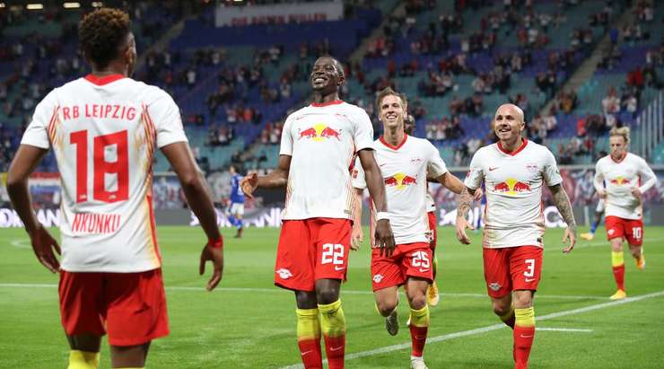 Vào rồi! Angelino (RB Leipzig) nâng tỉ số lên 2:0 bằng cú đánh đầu từ cự ly gần ghim quả bóng vào góc trái khung thành sau đường căng ngang kiến tạo của Christopher Nkunku.