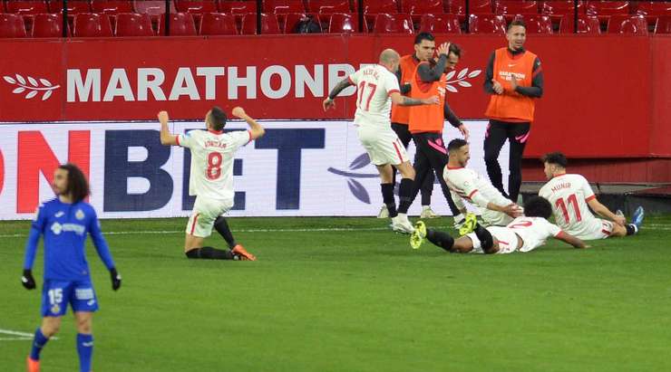 Munir El Haddadi (Sevilla) chuyển hóa quả tạt sắc bén của đồng đội bằng một cú sút chìm hiểm hóc vào góc thấp bên phải khung thành! Một pha dứt điểm xuất sắc!