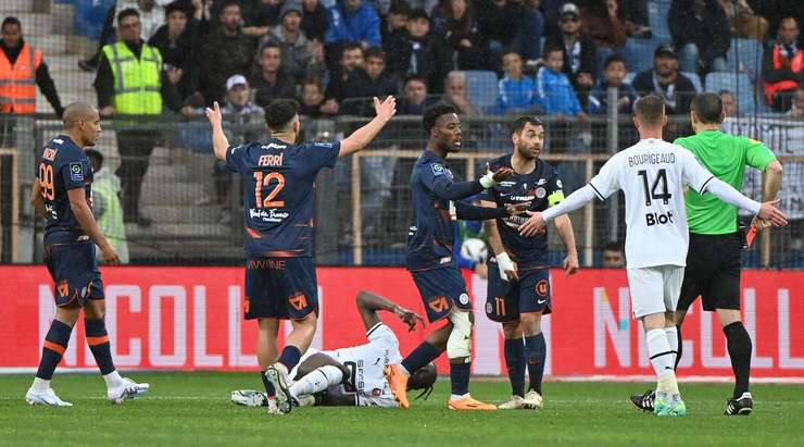 Một phản ứng ngớ ngẩn của Teji Savanier (Montpellier) và hậu quả là anh đã phải nhận một tấm thẻ đỏ đích đáng.