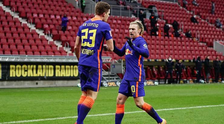 Marcel Halstenberg (RB Leipzig) đón bóng từ quả phạt góc được treo vào sâu bên trong vòng cấm và ghi bàn với một cú sút chìm xuất sắc vào góc thấp bên phải khung thành.