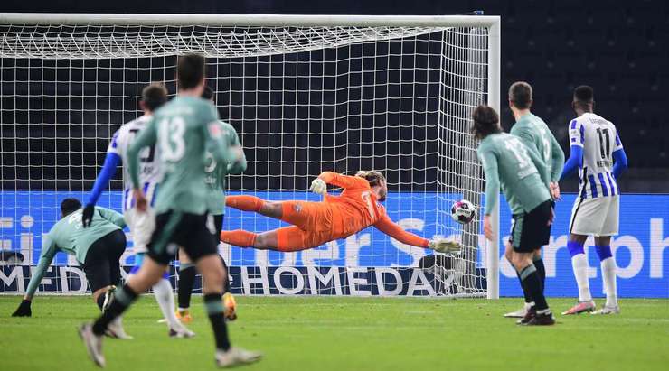 Bóng bật ra và đến chân của Matteo Guendouzi (Hertha Berlin) ở ngay bên ngoài vòng cấm. Anh không hề do dự và tung một cú sút tuyệt vời vào sát mé trong cột dọc bên phải. Pha dứt điểm đi ra ngoài tầm với của thủ thành Ralf Fahrmann và tỉ số đã được thay đổi thành 1:0.