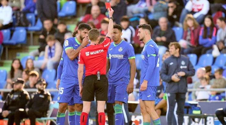 THẺ ĐỎ! Gaston Alvarez (Getafe) có vẻ như không thể tin vào mắt mình khi anh nhận được quyết định của trọng tài sau khi xem lại băng ghi hình.
