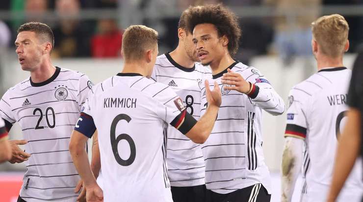 Leroy Sane (Đức) có rất nhiều khoảng trống sau khi đón một đường chuyền chính xác trong vòng cấm. Anh không do dự tung một cú sút tuyệt vời, đưa bóng vào góc thấp bên phải cầu môn.