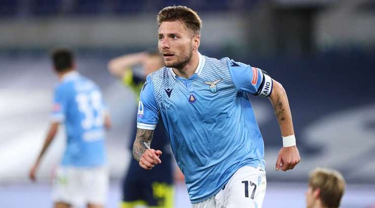 Vào! Ciro Immobile (Lazio) đã có mặt đúng lúc đúng chỗ để lấy bóng bật ra trong vòng cấm, và anh ấy sút bóng vào bên phải khung thành. Tỉ số là 1:0.