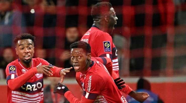 Jonathan David (Lille) lấy được bóng sau khi nó bật ra và không hề do dự tung cú sút vào góc trái phía trên.