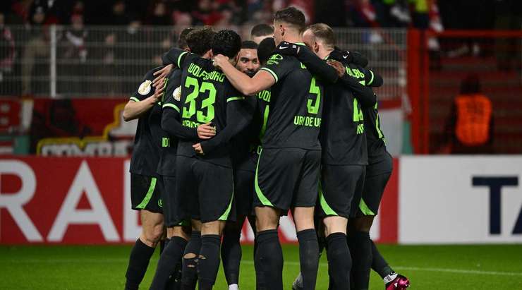 Vào - 0:1! Yannick Gerhardt kiến tạo cho Luca Waldschmidt (Wolfsburg) trong vòng cấm và anh ấy cứa bóng vào bên phải mành lưới và qua Frederik Ronnow.