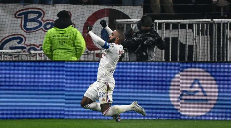 Vào - 1:0! Rayan Cherki chuyền bóng như đặt cho Alexandre Lacazette (Lyon), người có một cú sút từ cự ly gần vào góc thấp bên trái mành lưới, dễ dàng đánh bại thủ môn.