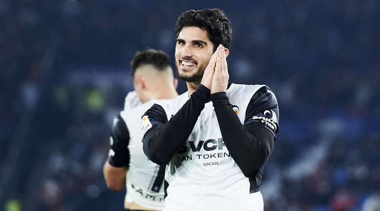 Marcos Andre chuyền bóng đến chân Goncalo Guedes (Valencia), người đang đứng ở vị trí đối mặt với thủ môn. Một cú vung chân động tác giả của cầu thủ này làm cho thủ môn mất thăng bằng và nhiệm vụ còn lại của anh đơn giản chỉ là bấm bóng qua người thủ môn vào lưới.