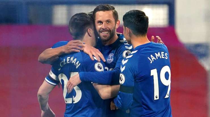 Đã có bàn thắng! Gylfi Sigurdsson (Everton) trình diễn kĩ thuật tuyệt vời của mình với một cú vô-lê trong vòng cấm vào góc trái cầu môn. Công kiến tạo thuộc về Seamus Coleman và tỉ số là 2:1.