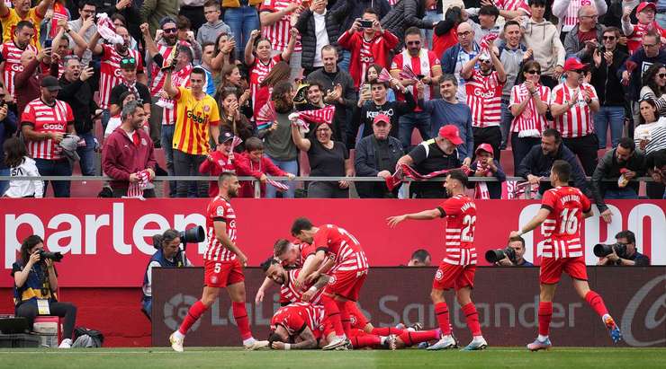 Vào! Arnau Martinez (Girona) đón bóng bật ra và từ rìa vòng cấm, anh ấy tung một cú sút đi vào góc trái phía trên. Tỉ số là 1:0.