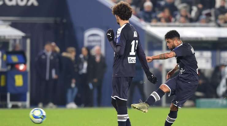 Otavio (Bordeaux) nhận một đường chuyền tuyệt vời của đồng đội và tung một cú sút xa, bóng đi là là mặt đất vào góc thấp bên trái khung thành. Một cú sút không thể hiểm hóc hơn!