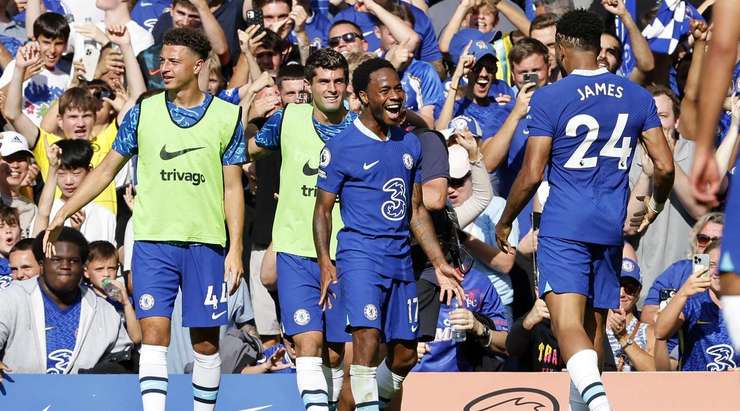 Reece James thực hiện một quả tạt rất tốt cho Raheem Sterling (Chelsea), người đã tìm thấy khoảng trống trong vòng cấm để đưa bóng vào lưới.