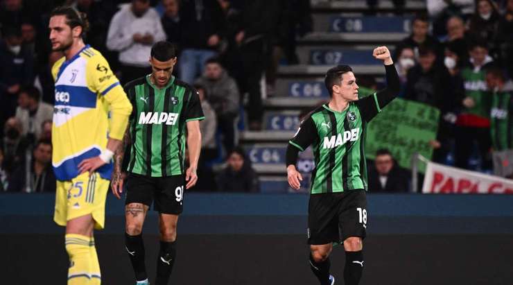 Giacomo Raspadori (Sassuolo) đón bóng trong vòng cấm và bình tĩnh dứt điểm vào gần cột dọc bên trái.