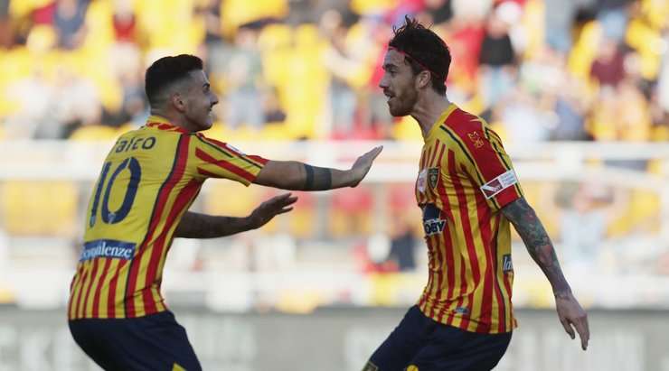 Andrea Tabanelli (Lecce) ghi bàn từ một vị trí khó. Anh ấy bật cao để đón quả tạt và đánh đầu đập đất vào phía trong cột dọc bên trái. Một pha dứt điểm xuất sắc.
