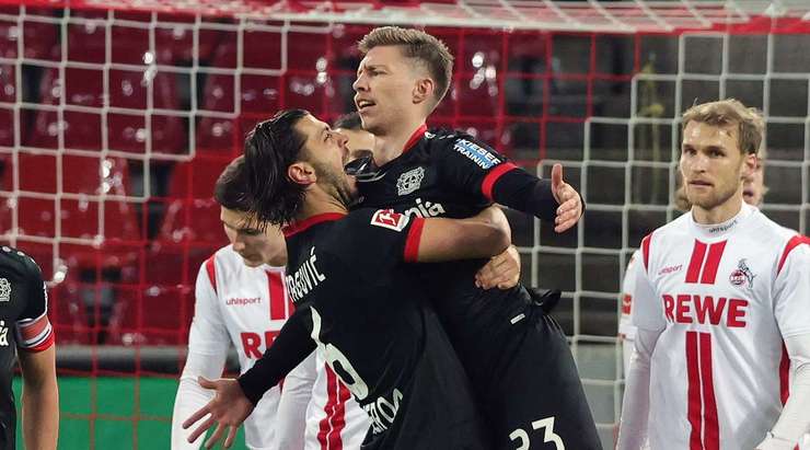 Florian Wirtz (Bayer Leverkusen) nhận một đường chuyền tuyệt hay của đồng đội và anh dứt điểm rất mạnh, đưa bóng vào góc phải khung thành!