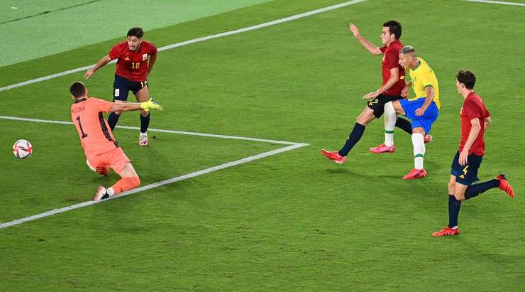 Một pha chạm bóng rất nhạy cảm của Richarlison (Brazil)! Anh ấy đón một đường chuyền sâu vào vòng cấm và tung cú sút rất căng về phía góc thấp bên phải. Thủ môn đã có một pha cản phá xuất sắc và đẩy bóng trúng cột dọc ra ngoài.