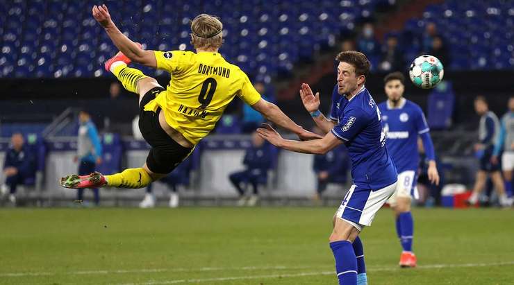 Đã có bàn thắng! Erling Haaland (Dortmund) trình diễn kĩ thuật tuyệt vời của mình với một cú vô-lê trong vòng cấm vào góc thấp bên trái mành lưới. Công kiến tạo thuộc về Jadon Sancho và tỉ số là 0:2.