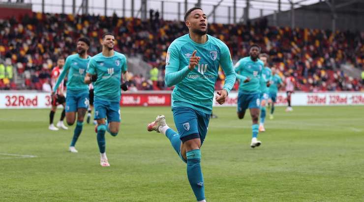 Arnaut Danjuma (Bournemouth) thoát xuống sau đường chuyền từ Cameron Carter-Vickers, anh lao vào vòng cấm và tung cú sút như búa bổ về phía góc cao khung thành trong tư thế đối mặt với thủ môn.