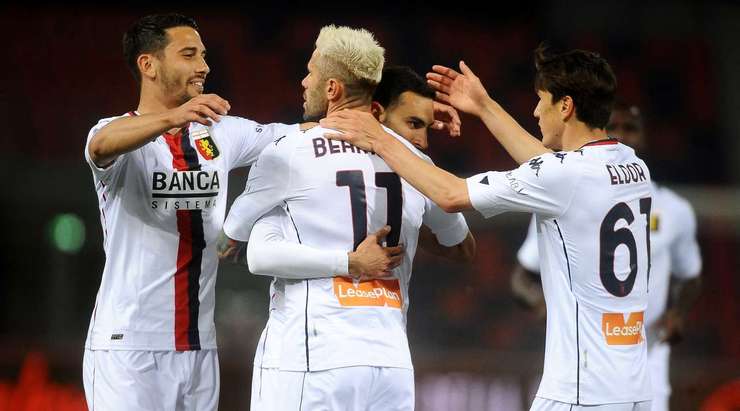 Davide Zappacosta (Genoa) thực hiện pha chạm một tuyệt vời để kiểm soát một đường chuyền sắc bén tại rìa vòng cấm và cứa bóng vào phía trong cột dọc bên phải theo đúng phong cách sở trường của mình!