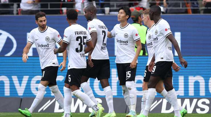 Daichi Kamada (Eintracht Frankfurt) đặt bóng cho quả đá phạt và tung cú sút tuyệt đẹp. Bóng đi chuẩn xác vào góc phải phía trên khung thành.