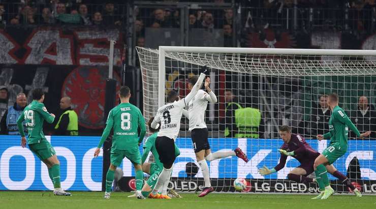 Một bàn thắng ngoạn mục! Randal Kolo Muani (Eintracht Frankfurt) bứt tốc như một mũi lao vào vòng cấm để đón quả tạt và sút bóng vào góc thấp bên trái, để mặc thủ môn đứng chôn chân sững sờ!