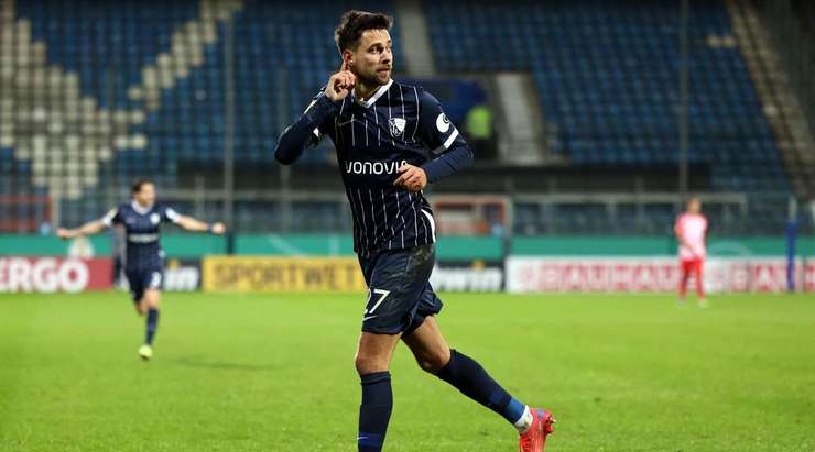 Vào! Milos Pantovic (Bochum) nhận bóng tại rìa vòng cấm và sục bóng qua đầu thủ môn, người đã dâng lên hơi cao. Tỉ số bây giờ là: 2:1.