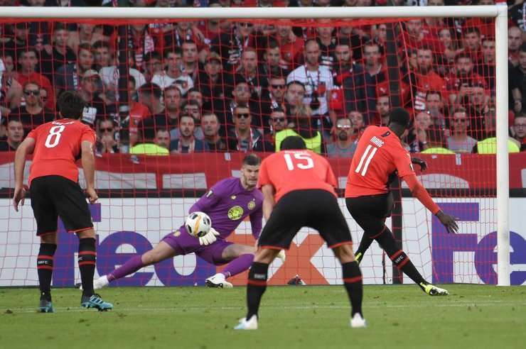Vào! M'Baye Niang (Rennes) tinh quái dừng lại một nhịp trước khi sút, chờ cho thủ môn Fraser Forster đổ người trước khi bình tĩnh đưa bóng vào góc thấp bên trái.