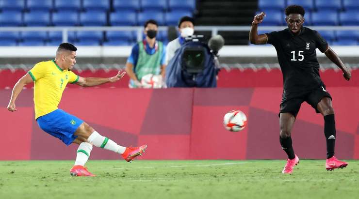 Paulinho (Brazil) nhận đường chuyền từ đồng đội và anh không hề do dự tung một cú sút không thể cản phá vào góc cao bên phải khung thành.
