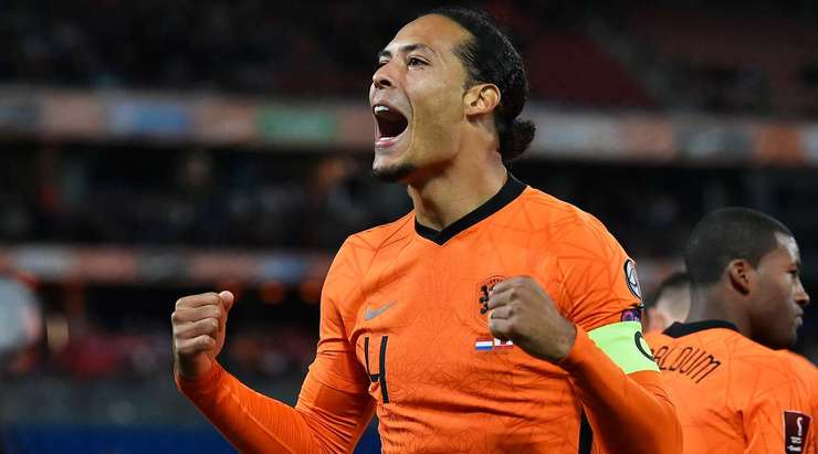 VÀO! Bóng được treo vào từ quả phạt góc và Virgil Van Dijk (Hà Lan) chạy chỗ rất tốt để tung một cú đánh đầu thẳng vào góc cao bên trái. Tỉ số của trận đấu đã được nâng lên: 1:0.