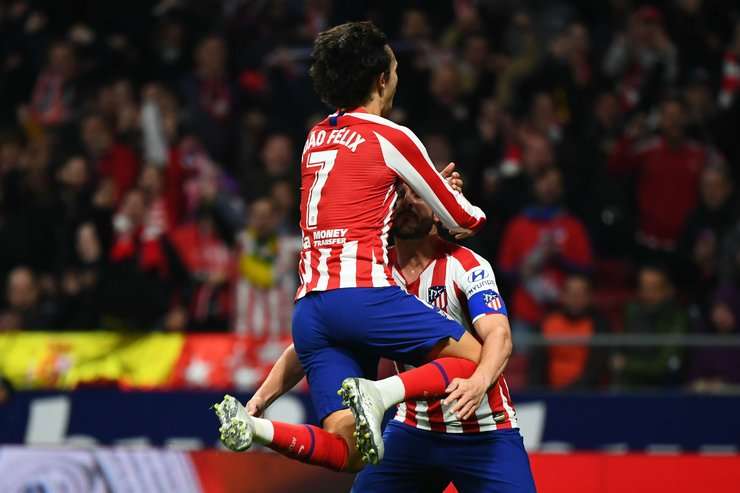 Bóng đã đi vào lưới! Joao Felix (Atl. Madrid) thử vận may của mình từ rìa vòng cấm và thần may mắn đã mỉm cười khi cú sút của anh đi trúng một cầu thủ khác và đổi hướng, khiến thủ môn Sergio Asenjo không kịp trở tay. Tỉ số đã được nâng lên 3:1.