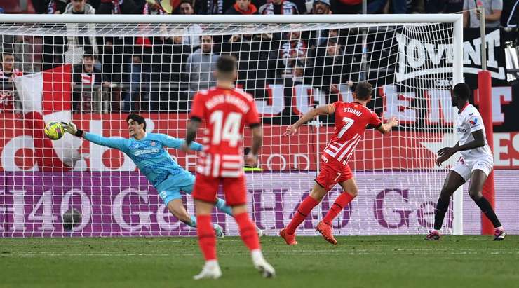 Cristhian Stuani (Girona) ghi bàn! Cristhian Stuani (Girona) được kiến tạo bởi Toni Villa và anh ấy đã cho thấy sự bình tĩnh tuyệt vời trong vòng cấm để sút vào bên trái mành lưới. 1:1.
