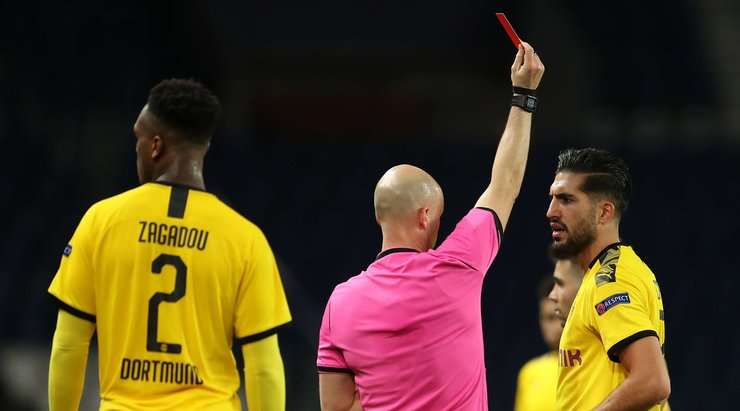 Một phản ứng ngớ ngẩn của Emre Can (Dortmund) và hậu quả là anh đã phải nhận một tấm thẻ đỏ đích đáng.