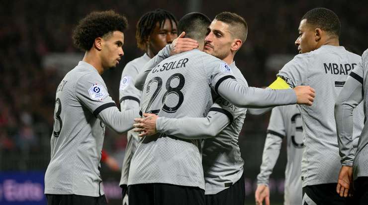 Vào! Carlos Soler (Paris SG) sút bóng bật ra vào góc phải phía trên sau khi bóng đến chỗ anh ấy trong vòng cấm. Tỉ số là 0:1.