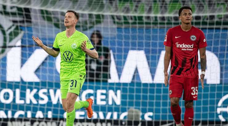 Một quả đá phạt được thực hiện hoàn hảo! Patrick Wimmer treo bóng vào, Yannick Gerhardt (Wolfsburg) bật cao nhất gần chấm phạt đền và tung một cú đánh đầu tuyệt vời đi vào phía trong cột dọc bên phải. Tỉ số là 2:2.
