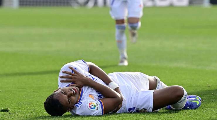 Rodrygo (Real Madrid) bị buộc phải ra ngoài đường biên ngang để nhận sự chăm sóc từ đội ngũ y tế và đội của anh sẽ phải thi đấu với ít hơn một người trong vài phút sắp tới.
