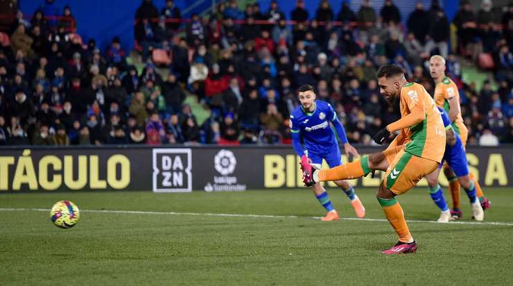 Vào! Borja Iglesias (Betis) sút bóng vào góc thấp bên phải khung thành, vượt qua tầm với của David Soria dù thủ môn đã đổ người hết cỡ.