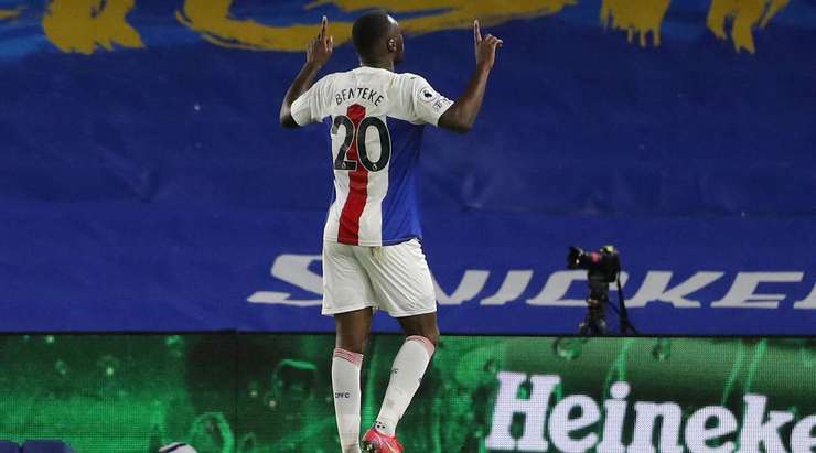 Vào! Christian Benteke (Crystal Palace) ghi bàn với một cú sút tuyệt vời vào góc trái phía dưới sau khi được giải thoát trong vòng cấm bởi một đường chuyền bổng xuất sắc từ Andros Townsend. Tỉ số bây giờ là 1:2.