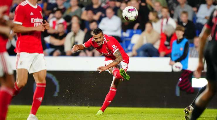 Vào! Bóng được chuyền rất vừa tầm chân của Diogo Goncalves (Benfica) và cầu thủ này có một cú sút cực mạnh, đưa bóng đi đập phần trên của cột dọc bên phải vào lưới. Đây có thể là bàn thắng đẹp nhất của tháng.