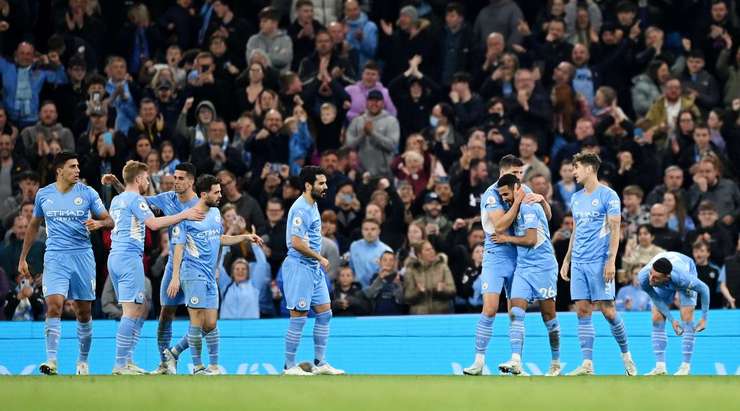 Vào! Riyad Mahrez (Manchester City) nhận bóng trong vòng cấm ở một vị trí rất thuận lợi và dứt điểm. Cú sút của anh đổi hướng khi chạm vào một cầu thủ đối phương, khiến thủ môn Robert Sanchez bó tay. Tỉ số đã được nâng lên 1:0.