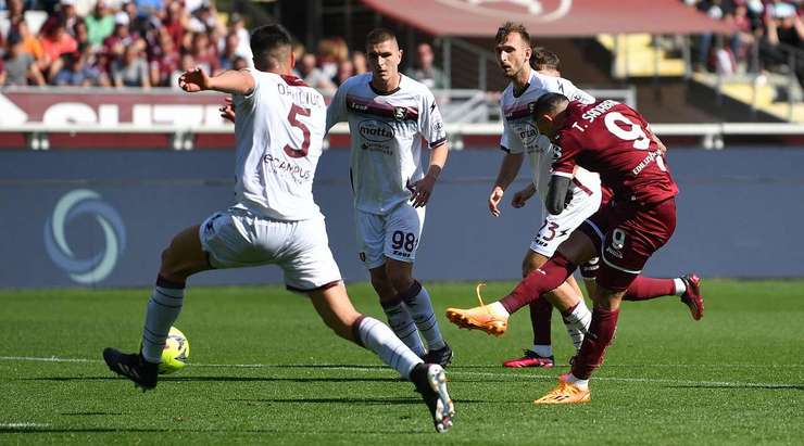 Antonio Sanabria (Torino) nhận đường chuyền từ đồng đội và anh không hề do dự tung một cú sút chìm không thể cản phá vào góc thấp bên trái khung thành.