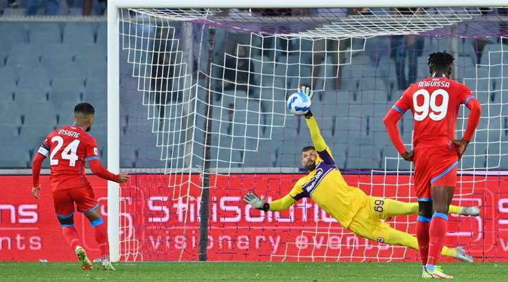Lorenzo Insigne (Napoli) phung phí một cơ hội lớn để ghi bàn từ quả phạt đền. Anh ấy nỗ lực sút vào bên trái mục tiêu, nhưng Bartlomiej Dragowski thực hiện một pha cản phá xuất sắc.