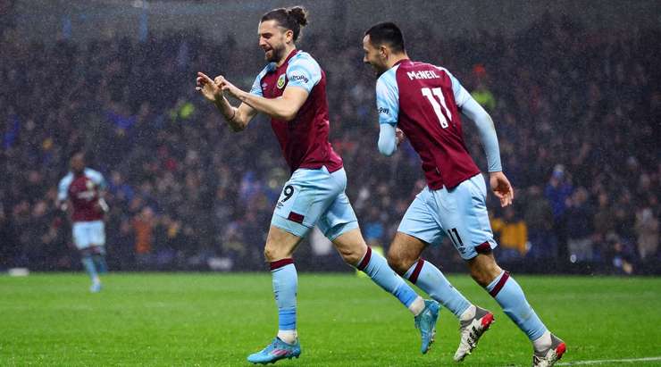 Jay Rodriguez (Burnley) kết thúc nỗ lực đi bóng đẹp mắt của mình với một cú sút xuất sắc từ trong vòng cấm. Bóng đi chìm vào giữa khung thành và David de Gea chỉ có thể vào lưới nhặt bóng. Tỉ số là 1:1.
