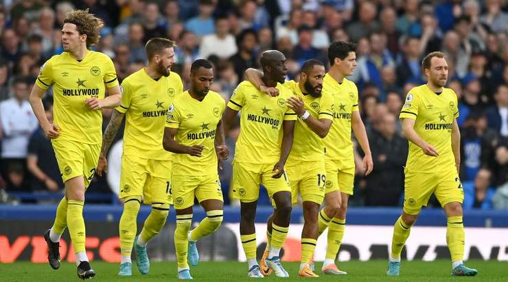 Seamus Coleman (Everton) nỗ lực đánh đầu phá bóng sau một quả tạt của đối phương vào trong vòng cấm, nhưng thay vì vậy, anh lại vô tình đưa bóng về đốt lưới nhà. Bóng đi sát vào mé trong cột dọc bên trái trong sự bất lực của thủ môn.