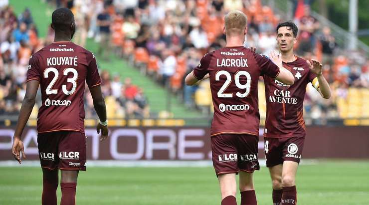 Vào! Quả phạt góc trước đó được treo vào vòng cấm và Vincent Pajot (Metz) sút bóng vào lưới sau pha kiến tạo bằng đầu của Lenny Lacroix. 1:0.