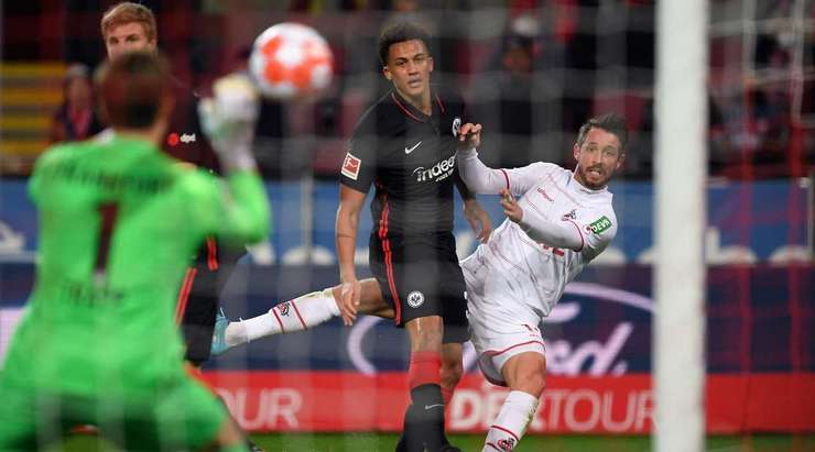 Mark Uth (Köln) thực hiện một cú sút nắn nót từ rìa vòng cấm sau khi anh nhận được một đường chuyền chính xác từ đồng đội. Thủ môn Kevin Trapp cũng đã có một pha cản phá tuyệt vời để ngăn không cho cú sút vừa rồi đi vào góc trái khung thành. Trọng tài chính và cả trợ lý của ông ấy đều ra hiệu cho một quả phạt góc. Nó sẽ được thực hiện bởi các cầu thủ FC Koln.