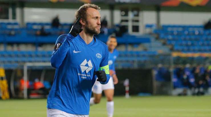 Magnus Wolff Eikrem (Molde) nhận đường tạt bóng từ đồng đội và chuyển hóa nó thành bàn thắng bằng một cú đánh đầu chuẩn xác vào phía trong cột dọc bên phải!